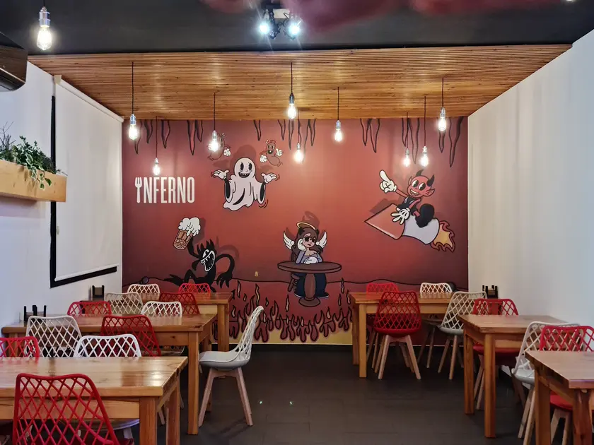 O mural do comedor cos personaxes de INFERNO sobre a parede vermella