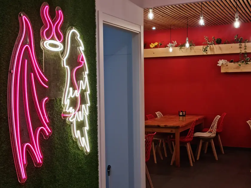 Neón e decoración de INFERNO