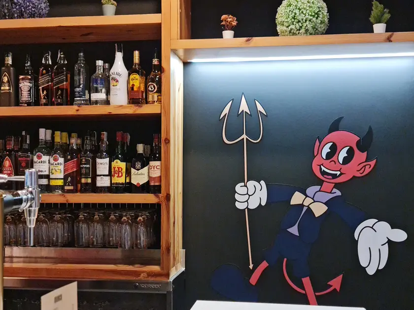 A ilustración do diaño de INFERNO xunto aos andeis das botellas
