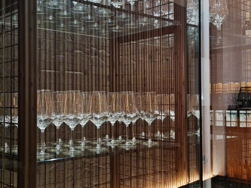Copas e detalles da madeira do restaurante